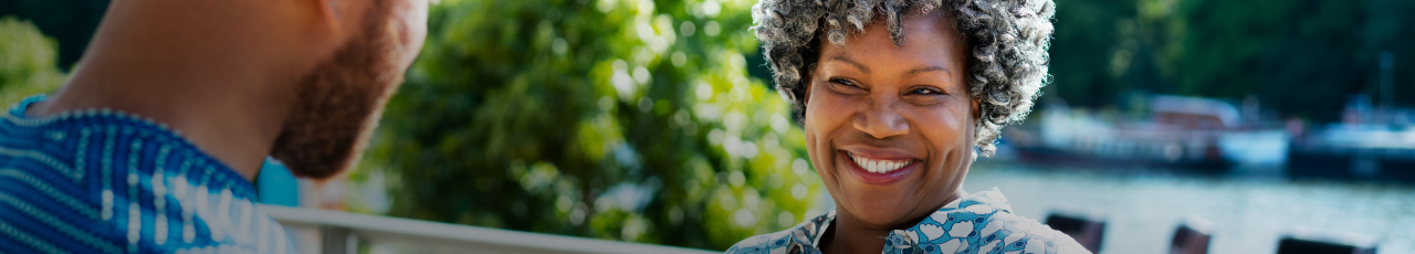 Femme souriante parlant à un homme